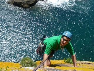  Niño subiendo una colina 